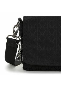 Borsa a tracolla in nylon nero con motivo geometrico a rilievo, cinturino staccabile e accessori in argento. Include un piccolo accessorio portachiavi.