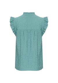 Blouse bleu sarcelle clair avec des manches courtes ondulées, en tissu texturé, dos froncé et col montant. Design simple et ample.