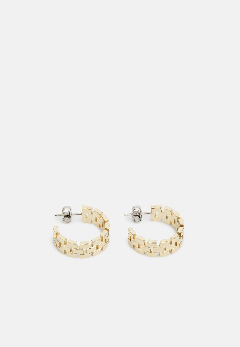 Paire de petites boucles d’oreilles créoles dorées avec un motif géométrique de briques reliées et des tiges argentées avec fermoirs papillon.