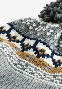 Next FAIRISLE LINED BOBBLE - REGULAR FIT - Kootud müts - grey
