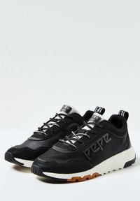 Sneaker sportive in bianco e nero con suole texturate e logo "Pepe" sul lato, caratterizzate da lacci neri e dettagli in rete sulla parte superiore.
