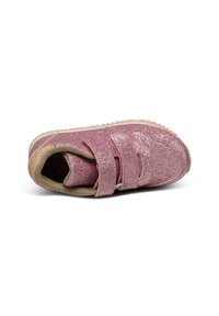 Rosa glittrande sko med kardborreband, rund tå, mjukt innerfoder och en strukturerad gummisula för bra grepp. Lätt och flexibel design.