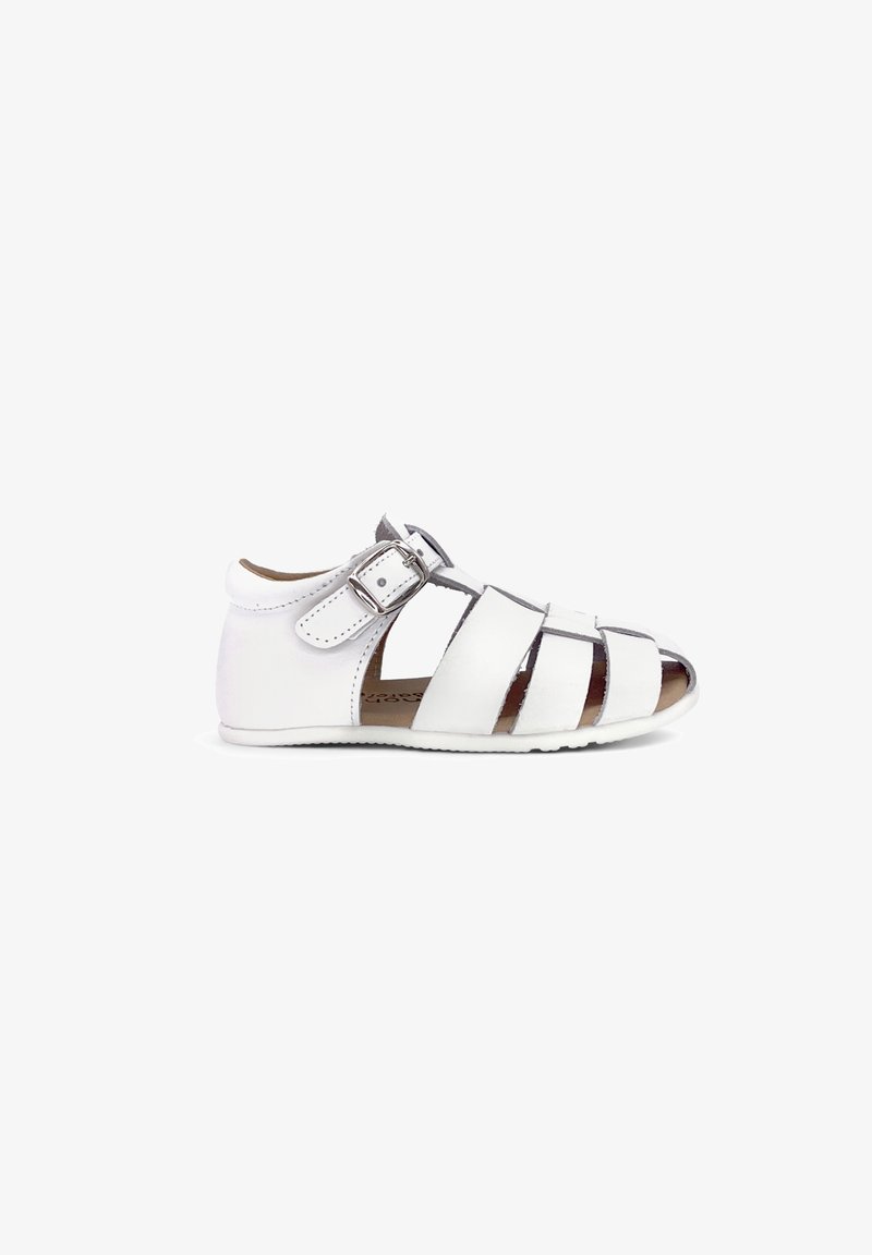 Sandale bébé en cuir blanc avec talon fermé, bout ouvert, multiples brides et une boucle argentée sur fond blanc.