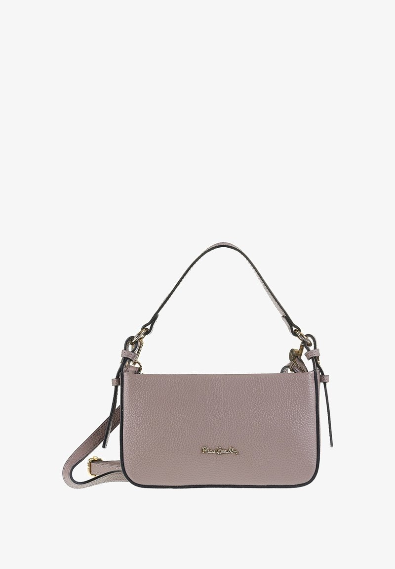 Kleine, rechthoekige handtas van zacht roze geribbeld leer met zwarte accenten, voorzien van een enkele handgreep aan de bovenkant en gouden hardware details.