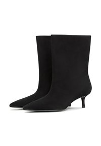 Botines de ante negro con puntera afilada y un tacón bajo y delgado. El diseño presenta una textura suave y un estilo minimalista.