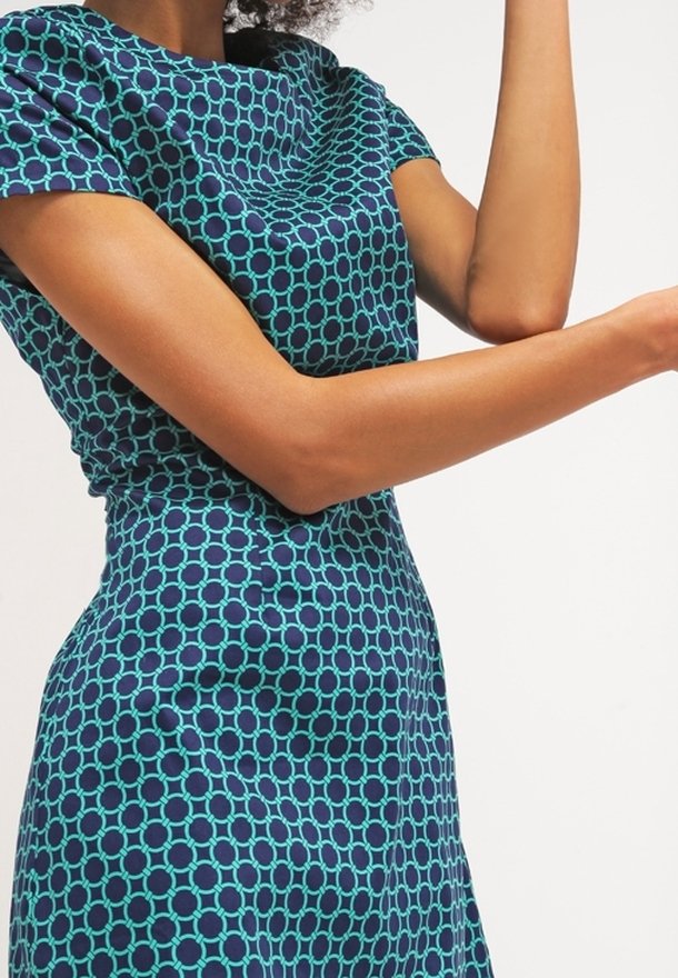 Robe à manches courtes à motif géométrique bleu marine et sarcelle, avec une taille cintrée et un tissu lisse avec un léger brillant.