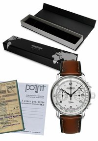 Silberner Chronograph mit schwarzem Lederarmband. Enthält eine schwarze Box mit einem Weltkarten-Design und Garantieunterlagen im Hintergrund.