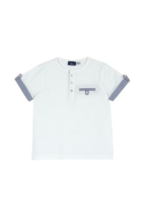 Biała bawełniana koszulka z krótkimi rękawami w niebieskich akcentach, z dekoltem henley, trzema guzikami oraz przednią kieszonką z niebieskim paskiem.