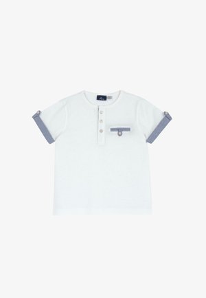 Hvid bomulds T-shirt med korte ærmer i blå, en henley hals, tre knapper og en frontlomme med en blå stribe.