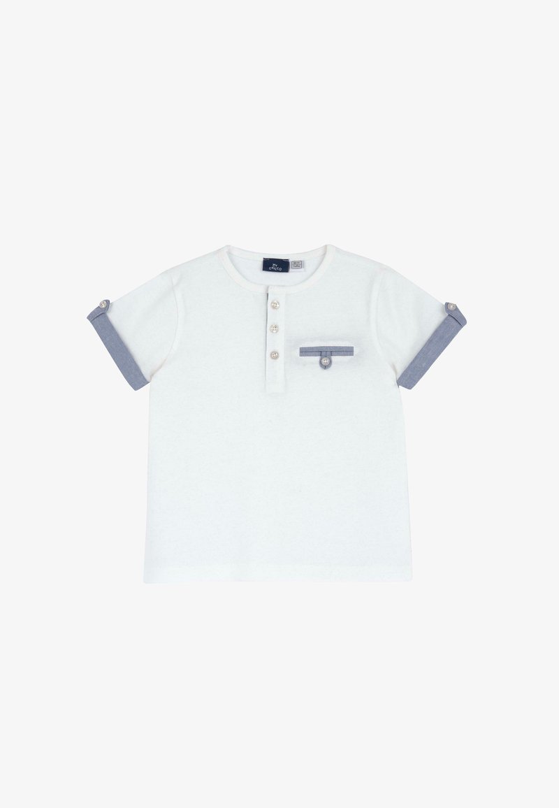 T-shirt en coton blanc avec des manches courtes accentuées de bleu, un col henley, trois boutons et une poche avant ornée d'une rayure bleue.