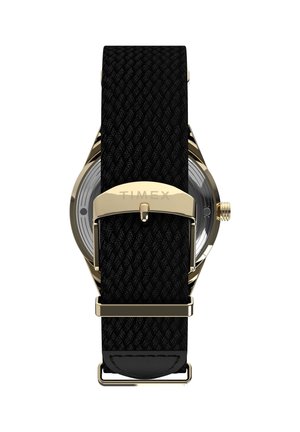 Curea de ceas din țesătură neagră, cu cataramă aurie gravată "TIMEX" și spate de carcasă aurie de ceas, vizibil cu coroana, pe fundal alb.
