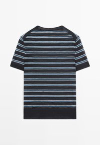 Zwart T-shirt met korte mouwen en horizontale witte en blauwe strepen, gezien van achteren tegen een effen witte achtergrond.