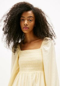 Tommy Jeans VOILE SQUARE  - Vestido informal - custard cream