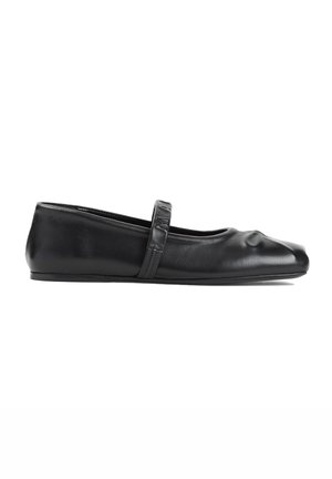 Ballerine in pelle nera con punta arrotondata, dotate di una fascia abbinata sul collo del piede e una superficie liscia. Design minimalista.