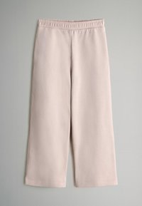 Pantalones cortos de color rosa claro hechos de una tela suave; cuentan con una cinturilla elástica y un diseño de pierna recta con una textura suave.