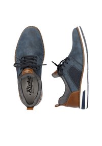 Des chaussures en daim bleu avec des accents en cuir marron, un bout arrondi, des panneaux latéraux en maille, des lacets beiges, et une semelle en caoutchouc blanche et navy.