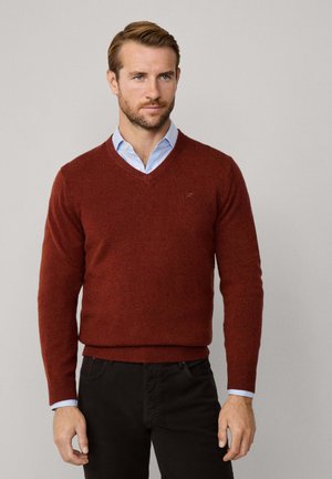 V NECK - Strickpullover - cognac brown