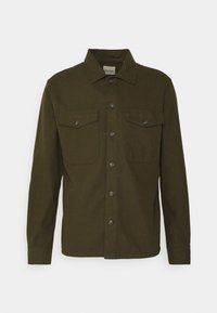 Ciemnooliwkowa koszula wykonana z tkaniny, z kołnierzykiem, zapięciem na guziki z przodu oraz dwoma kieszeniami na piersi z patkami i guzikami.