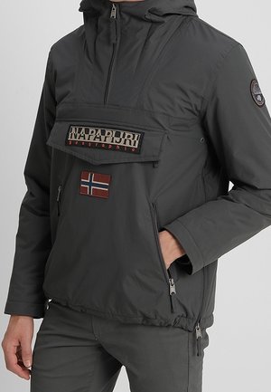 Dunkelgraue Kapuzenjacke mit Napapijri-Logo und norwegischer Flaggen-Patch, Reißverschlusstaschen und einer Klappentasche auf der Brust.