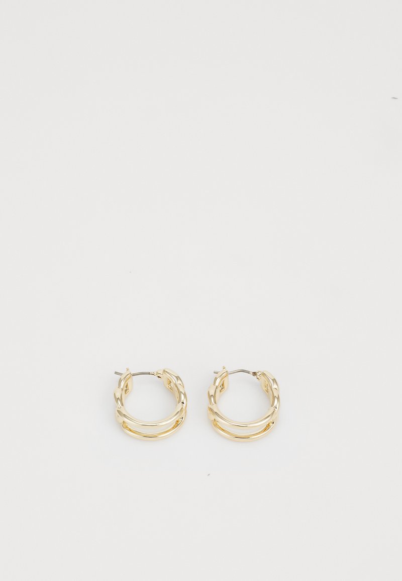 Gullringer i gull med en vridd design og tre stablede bånd. Laget av metall med en polert finish, designet for piercede ører.