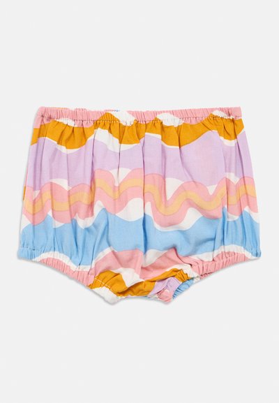 Χρωματιστά μαγιό βερμούδα με κυματιστό σχέδιο σε ροζ, μωβ, μπλε και κίτρινο. Ελαστική μέση και ραμμένες πλαϊνές ραφές για άνεση.