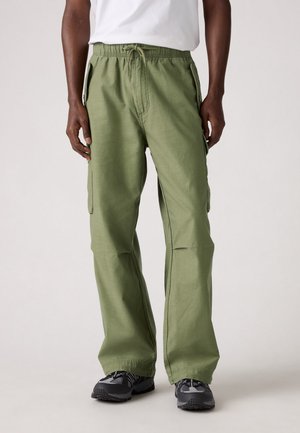Pantaloni cargo de culoare verde măslin, cu o croială relaxată, talie elastică, șnur de ajustare și buzunare laterale. Materialul pare ușor și neted.