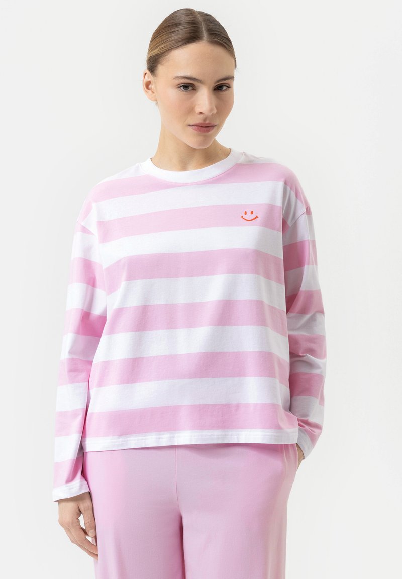Roze en witte gestreepte katoenen top met lange mouwen en een relaxte pasvorm; heeft een kleine rode glimlachende gezicht graphic op de borst.