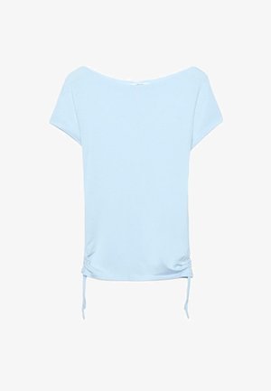 Jasnoniebieska bluzka z krótkim rękawem, szerokim dekoltem i regulowanymi sznureczkami po obu stronach na dole.