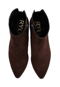 Botas de tobillo de ante marrón con punta afilada, cremallera en el costado y un forro interior suave. Presenta el logo de la marca en dorado en la plantilla.