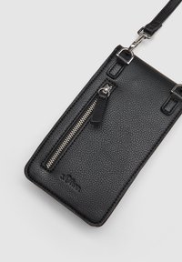 Custodia per telefono in pelle nera con finitura testurizzata, dotata di una tasca anteriore con zip e accessori in argento. Include una tracolla.