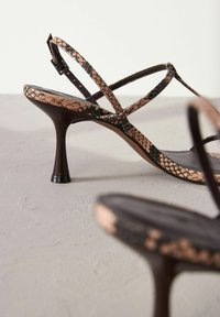 Next SIGNATURE POST - REGULAR FIT - Sandales tongs - snake