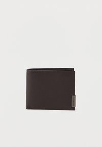 Tmavohnedrá kožená bifold peňaženka s malou kovovou štítkom v dolnom pravom rohu, umiestnená na bielom pozadí.