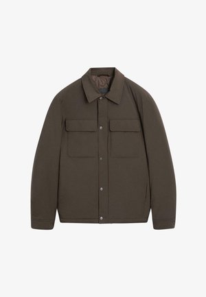 Giacca imbottita marrone con collo a risvolto, chiusure frontali a scatto e due tasche sul petto. Tessuto liscio e vestibilità sagomata.