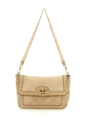 Borsa a tracolla in pelle beige con design a pattina, borchie color oro lungo il bordo e chiusura decorativa. Tracolla regolabile inclusa.