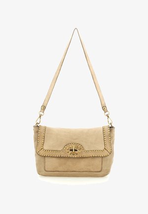 Borsa a tracolla in pelle beige con design a pattina, borchie color oro lungo il bordo e chiusura decorativa. Tracolla regolabile inclusa.