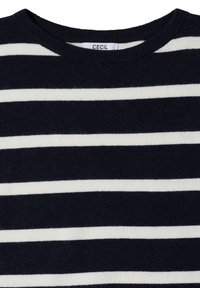 Gros plan d'un pull à col rond rayé noir et blanc avec une étiquette en tissu indiquant "CECIL" à l'intérieur du col.
