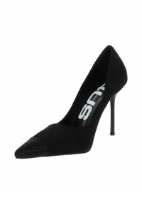 Stiletto in suede nero con punta appuntita decorato con strass neri, interno della scarpa con marchio visibile.