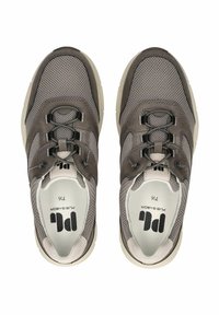 Chaussures de sport brunes et grises en matériau mesh et cuir, avec un bout rond, un design à lacets et une semelle en caoutchouc crème contrastante.