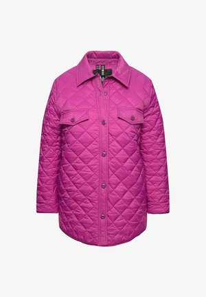 Prošívaná bunda v živé růžové barvě s knoflíkovým zapínáním vpředu, dvěma náprsními kapsami a klasickým límcem. Má hladký, lesklý textilní povrch.