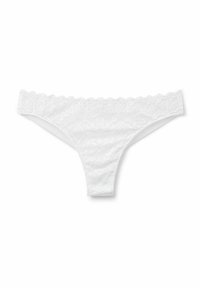 Witte kanten string met een geschulpte tailleband en complexe hartpatronen. Zachte textuur met minimale bedekking en verfijnde ontwerpelementen.