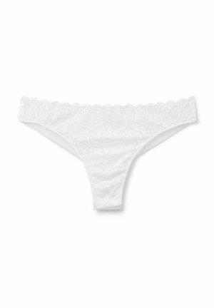 Witte kanten string met een geschulpte tailleband en complexe hartpatronen. Zachte textuur met minimale bedekking en verfijnde ontwerpelementen.