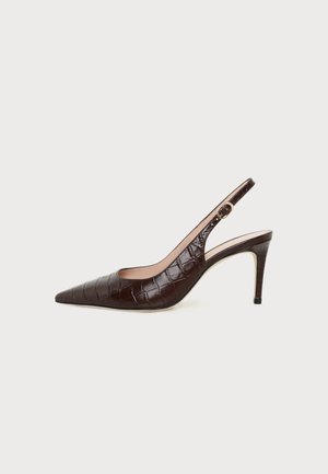 Σκούρο καφέ γόβα τύπου slingback από δέρμα με σχέδιο κροκό, μυτερή μύτη και χρυσό αγκράφα σε φωτεινό φόντο.