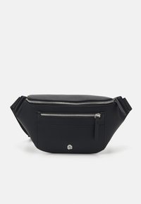 Sac banane noir en nylon avec une texture lisse, des détails de fermeture éclair argentés, une poche avant et un logo sur le bas à l'avant. Sangle ajustable incluse.