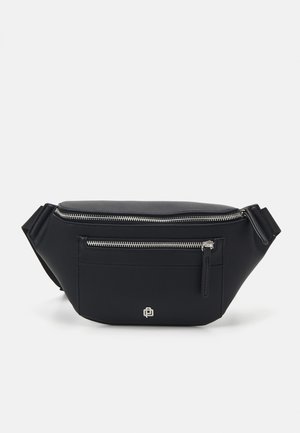 Zwarte nylon heuptas met een gladde textuur, zilveren ritsdetails, een voorkeusvak en een logo aan de onderkant van de voorkant. Inclusief verstelbare schouderband.