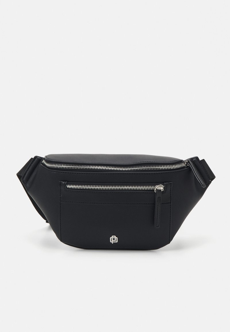 Sac banane noir en nylon avec une texture lisse, des détails de fermeture éclair argentés, une poche avant et un logo sur le bas à l'avant. Sangle ajustable incluse.