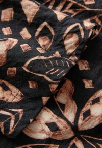 REGULAR FIT - TEXTURED BOXY - Palaidinė - black palm print