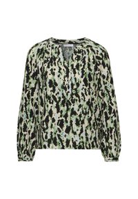 Langärmlige Bluse aus leichtem Stoff mit einem abstrakten Muster in Grün, Schwarz und Creme, V-Ausschnitt und Knopfdetails an der Vorderseite.