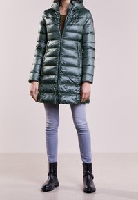 Blauer Kabát z prachového peří - olive