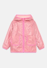 Impermeável rosa com uma superfície brilhante e texturada. Apresenta um capuz, fecho frontal e dois grandes bolsos contornados com um acabamento em rosa brilhante.