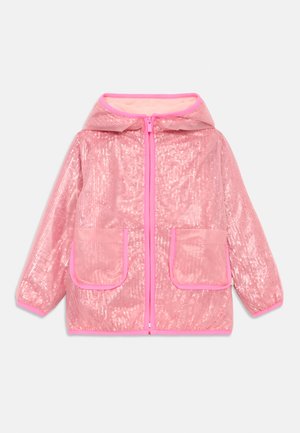Rosa Regenjacke mit einer glänzenden, strukturierten Oberfläche. Verfügt über eine Kapuze, einen Frontreißverschluss und zwei große Taschen mit leuchtend rosa Besatz.